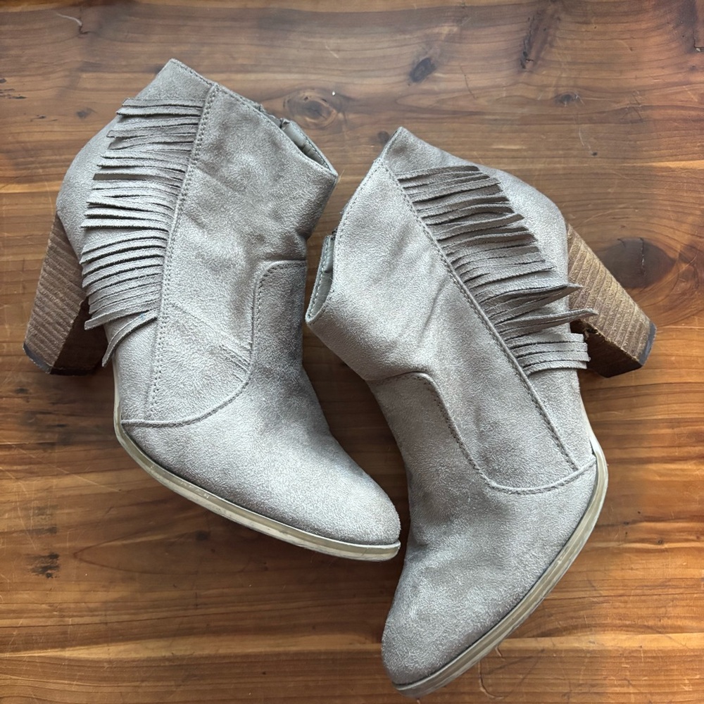 Women’s Fringed Ankle Boots in Gray Faux Suede Size 9